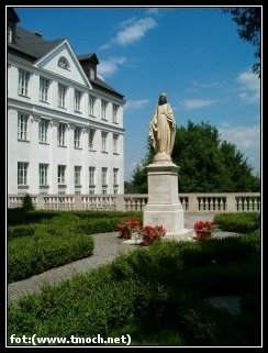 Figurka Niepokalanej w Ogrodzie Seminaryjnym. *(fot. tm)