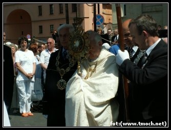 O�tarz przy ko�ciele seminaryjnym, Naj�wi�tszy Sakrament niesie abp. Fernand Franck.